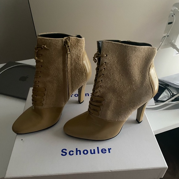 New boots size 8.5 - Picture 2 of 3